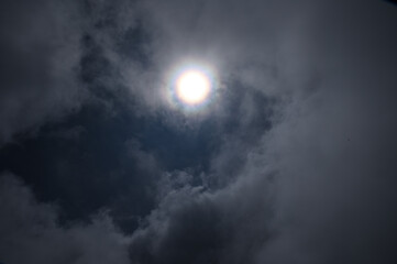 Obraz na płótnie Canvas 悪天候悪天候からの束の間の太陽からの束の間の太陽