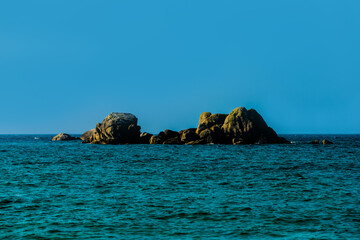 Rochers en pleine mer avec ciel bleu