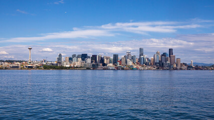 Naklejka premium Seattle skyline during summer. View from Elliott Bay. Space Needle. Washington state. 