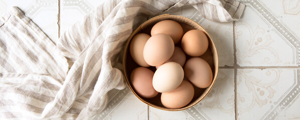 wooden box with fresh chicken eggs on a light table © kochabamba