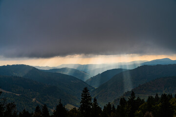 Obraz premium Sonnenstrahlen durbrechen die Wolkendecke, sonnenstrahlen im Schwarzwald,