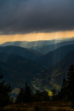 Sonnenstrahlen,
Sonnenstrahlen durchbrechen die Wolkendecke im Schwarzwald