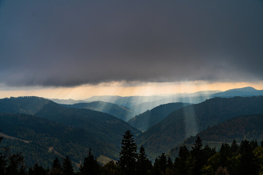 Sonnenstrahlen durbrechen die Wolkendecke,
sonnenstrahlen im Schwarzwald,