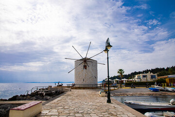 Windmühle in der Bucht an Korfu-Stadt auf der griechischen Insel von Korfu