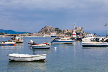 Fototapeta premium Boote in der Bucht von Korfu-Stadt auf der griechischen Insel von Korfu