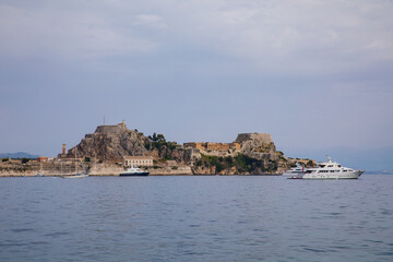 Fototapeta na wymiar Boote in der Bucht von Korfu-Stadt auf der griechischen Insel von Korfu