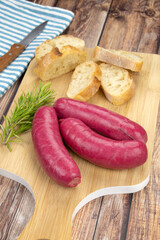 cervelas de cheval sur une planche à découper