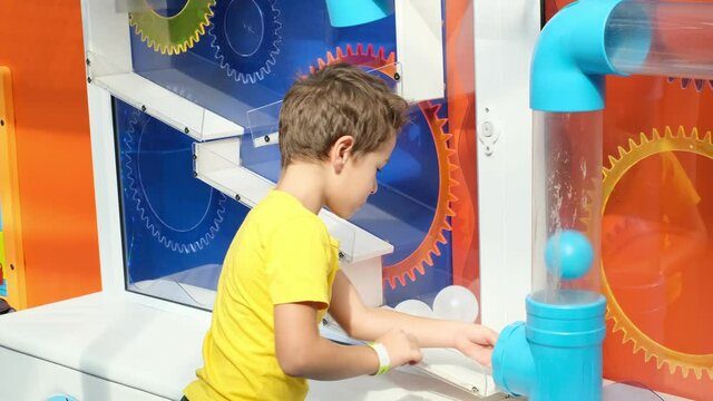 fascinating physics with a labyrinth of pipes. By doing the experiments, the child will gain practical skills and understand that learning is fun.