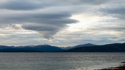 Wolkenbildungen über der Insel Senja