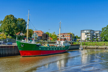 Historisches Schiff im Hafen von Stade bei Ebbe