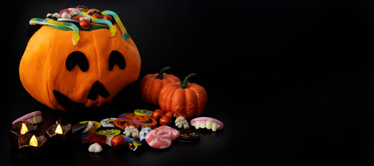 Calabaza rellena de dulces para la festividad de Halloween; decoración de Halloween