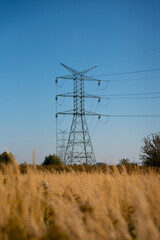 Słup z kablami, słup z przewodami wysokiego napięcia 