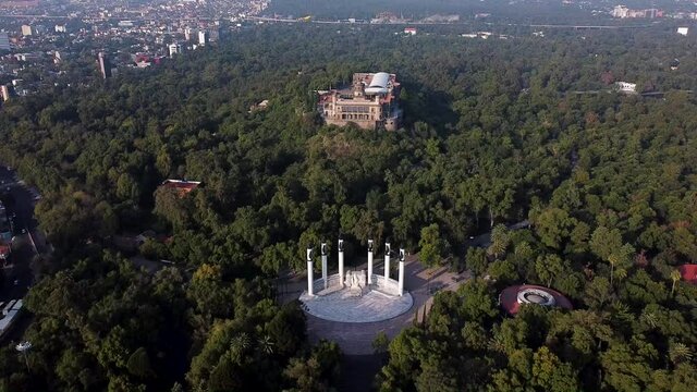 Toma a&eacute;rea del Castillo de la Ciudad de M&eacute;xico rodeado por bosque