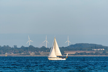 Fototapeta premium Segelboot auf der Ostsee in der Eckernförder Bucht, Schleswig-Holstein, Deutschland