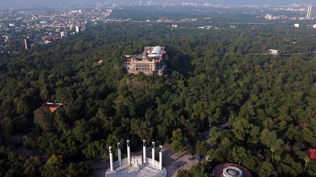 Toma a&eacute;rea del Castillo de la Ciudad de M&eacute;xico rodeado por bosque