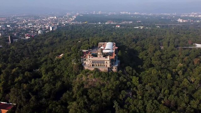 Castillo en Chapultepec rodeado por bosque en la Ciudad de M&eacute;xico
