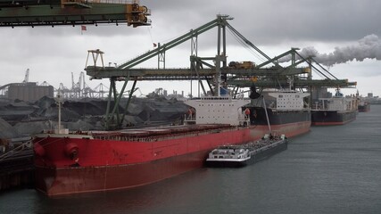 Three bulk carriers in the port of Rotterdam © I am from Mykolayiv