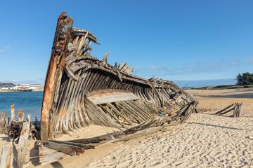 épave en bois ancienne de bateau abandonné sur la plage de Plouhinec dans le Morbihan en france