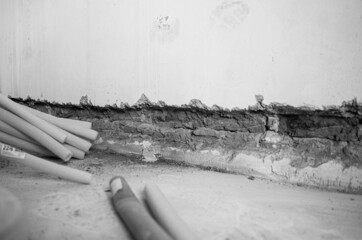 Laying thermal insulation and heating pipes in the wall of the house