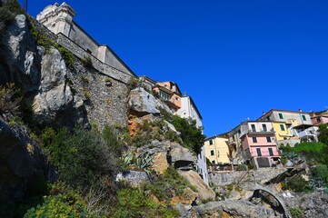 Case e Oratorio  di Tellaro sulle rocce a picco sul mare 