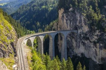 Fotobehang Landwasserviaduct Landwasserspoorwegviaduct in Zwitserland in Alpen