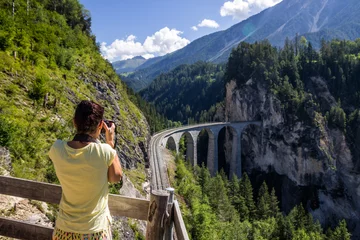Fotobehang Landwasserviaduct Landwasserspoorwegviaduct in Zwitserland in Alpen