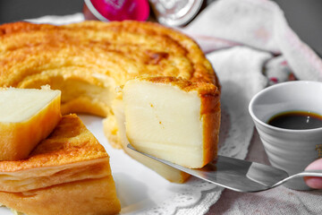 Bolo mole brasileiro com café