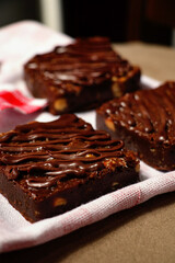 Brownie cremoso com cobertura