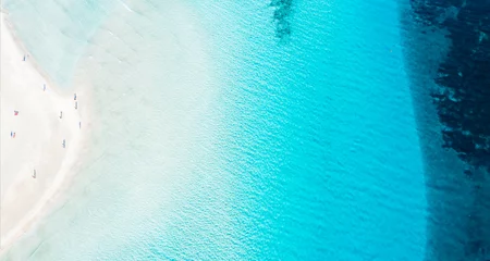 Papier Peint photo Plage de La Pelosa, Sardaigne, Italie Vue d& 39 en haut, superbe vue aérienne de la plage de La Pelosa, une plage de sable blanc baignée par une eau cristalline avec de belles nuances de turquoise et de bleu. Stintino, Sardaigne, Italie.