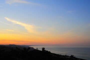 Tramonto rilassante sulla costa abruzzese durante l'estate