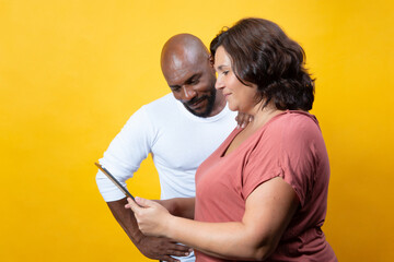 Obraz premium multiracial couple managing technology together