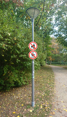 Picknick und Grillen im Park verboten Schild im Park