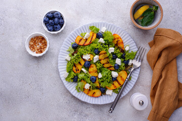 Salad with grilled peach, blueberry and feta
