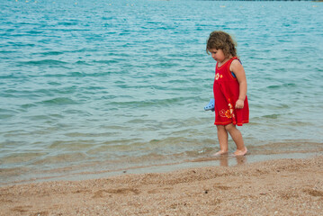 Fototapeta na wymiar child on the beach