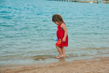 Fototapeta na wymiar child walking on the beach