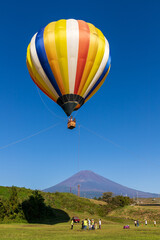 Obraz premium 富士山と熱気球