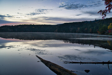 美しい紅葉の白駒池の湖面に反射する日の出