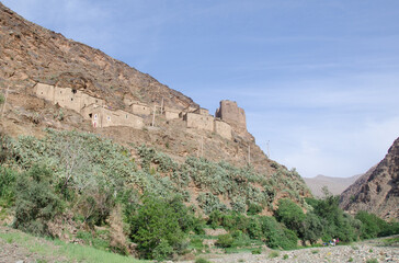 Fototapeta na wymiar castle and village, in high atlas mountains morocco. the use of this kind of castle in the high mountains is to protect the goods of the villagers,