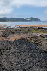 Rocas de la costa y playa del Mar Cantábrico durante la marea baja. Asturias, 2021.