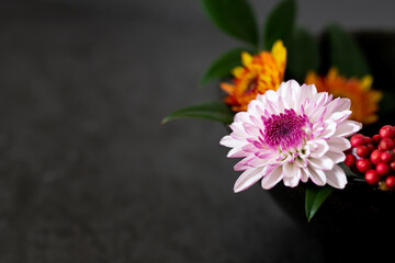 正月の花　和風アレンジメント　黒背景