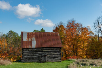 Obraz premium Old Barn in Autumn with Beautiful Puffy Clouds