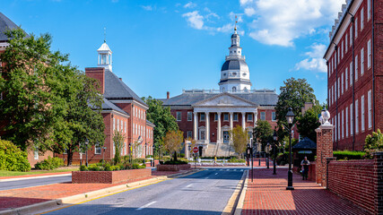 Maryland State house with city in Annapolis  - obrazy, fototapety, plakaty