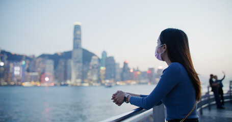Woman enjoy Hong Kong night view