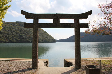 海に面して立てられている石鳥居がある風景