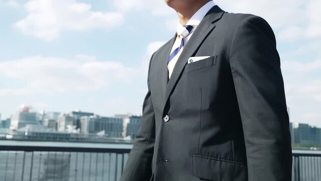 道を歩くビジネスマン