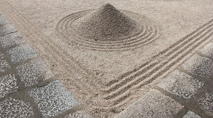 Fototapeta na wymiar 砂で作られた円錐