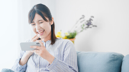 スマートフォンを使う女性