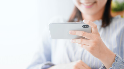 スマートフォンを使う女性