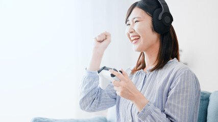 Fototapeta premium ゲームで遊ぶ女性
