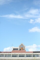 Fototapeta premium 校舎と青空